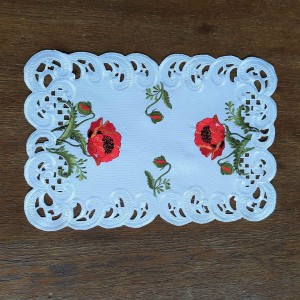 Serwetka 30x45 w kolorze białym z wyhaftowanymi czerwonymi makami DRUGI GATUNEK