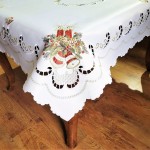 Obrus świąteczny 110x160 w kolorze białym z wyhaftowanym stroikiem świątecznym DRUGI GATUNEK