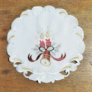 Serwetka świąteczna o średnicy 30 cm w kolorze białym z wyhaftowanym stroikiem świątecznym DRUGI GATUNEK