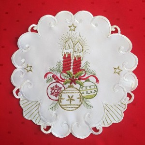 Serwetka świąteczna o średnicy 30 cm w kolorze białym z wyhaftowanym stroikiem świątecznym DRUGI GATUNEK