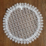 Gipiurowa serwetka o średnicy 40 cm w kolorze białym