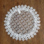 Gipiurowa serwetka o średnicy 30 cm w kolorze białym