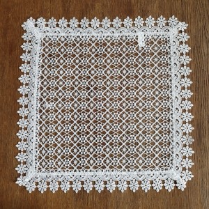 Gipiurowa serwetka 40x40 w kolorze białym