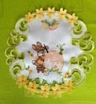 Wielkanocna serwetka o średnicy 40 cm w kolorze białym z zajączkiem malującym pisankę DRUGI GATUNEK