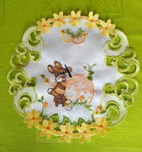 Wielkanocna serwetka o średnicy 40 cm w kolorze białym z zajączkiem malującym pisankę DRUGI GATUNEK