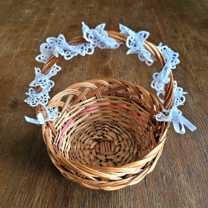 Gipiurowa narączka na koszyk wielkanocny