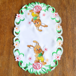 Wielkanocna serwetka 30x45 w kolorze białym z wyhaftowanymi zajączkami i pisankami