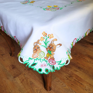 Wielkanocny obrus 130x180 w kolorze białym z zajączkami i pisankami