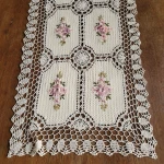 Bieżnik szydełkowy 60x120 w kolorze beżowym z kwiatowym wzorem