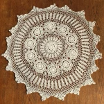 Serweta szydełkowa o średnicy 85 cm w kolorze beżowym