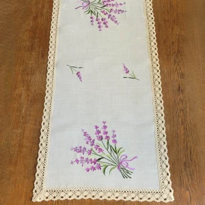 Bieżnik 60x120 w kolorze jasnobeżowym z wyhaftowaną lawendą