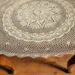 Obrus szydełkowy o średnicy 125 cm w kolorze beżowym „Aniela”
