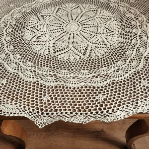 Obrus szydełkowy o średnicy 130 cm w kolorze kremowym „Rozalia”