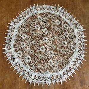 Gipiurowa serweta o średnicy 60 cm w kremowo-brązowe kwiaty