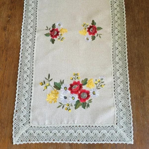 Bieżnik 60x120 w kolorze beżowym z wyhaftowanymi margaretkami i makami