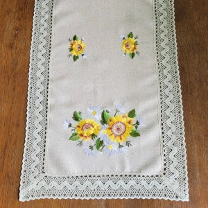 Bieżnik 60x120 w kolorze beżowym z wyhaftowanymi słonecznikami
