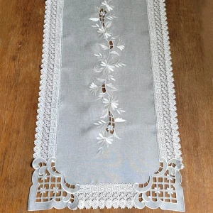 Bieżnik 60x120 w kolorze szarym z kwiatowym haftem i gipiurą