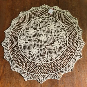 Serweta szydełkowa o średnicy 85 cm w kolorze beżowym „Klara"