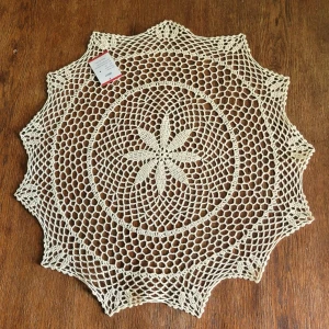 Serweta szydełkowa o średnicy 60 cm w kolorze beżowym „Klara"