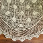 Obrus szydełkowy o średnicy 130 cm w kolorze beżowym „Klara"