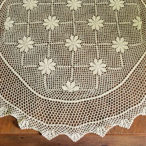 Obrus szydełkowy o średnicy 130 cm w kolorze beżowym „Klara"