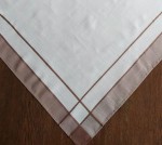 Serweta 110x110 w kolorze kremowym z brązowymi paskami