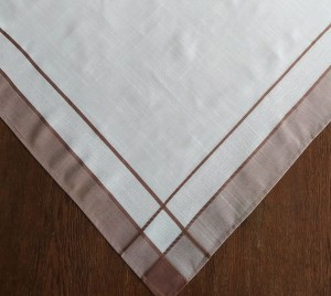 Serweta 110x110 w kolorze kremowym z brązowymi paskami
