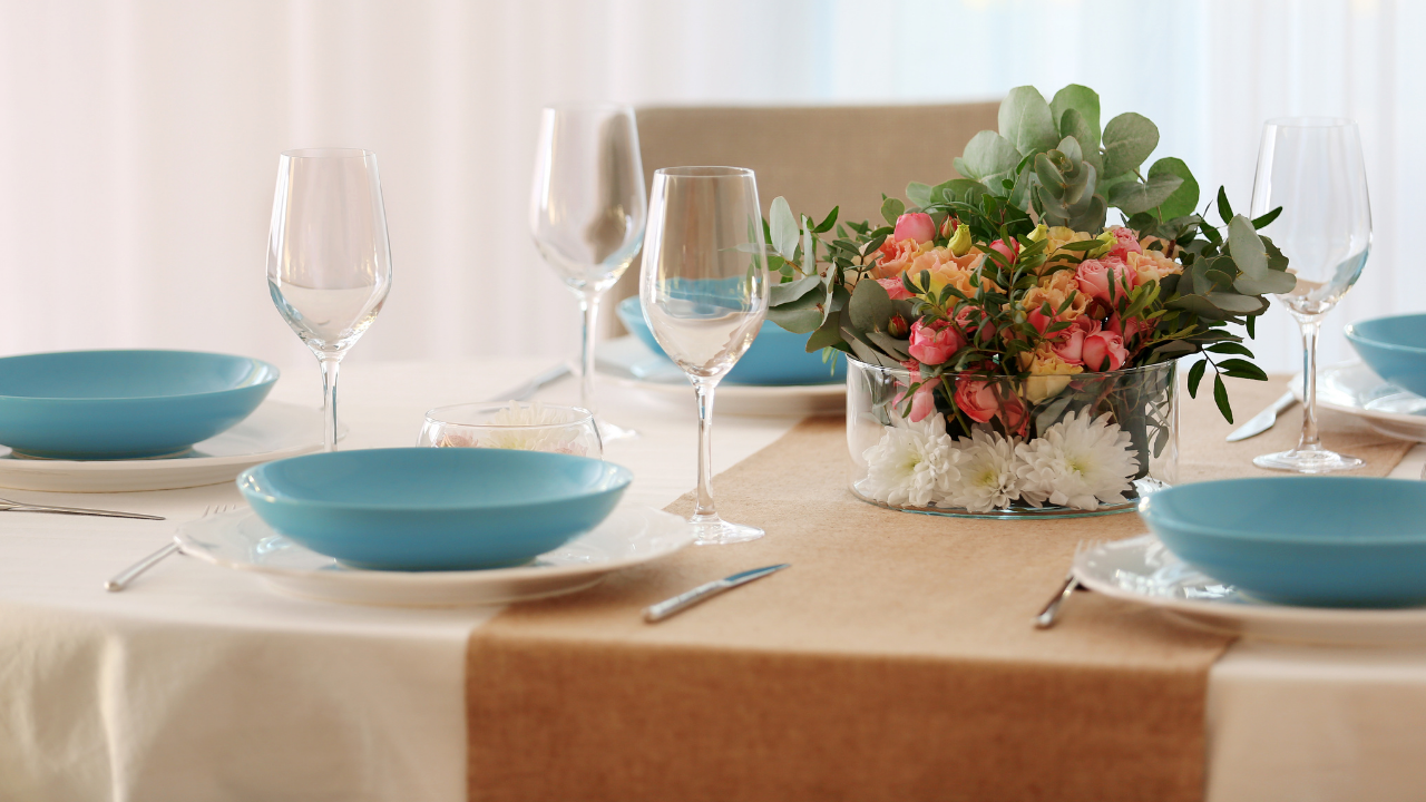 Jak układać bieżniki na stole, aby wyglądały elegancko?