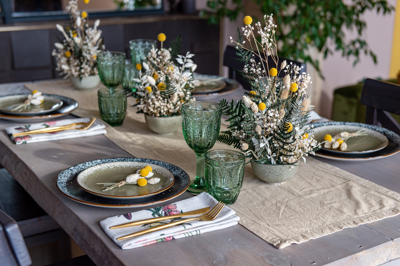 Dekoracje stołu na uroczystości rodzinne - jak połączyć obrus, serwetki i dodatki?