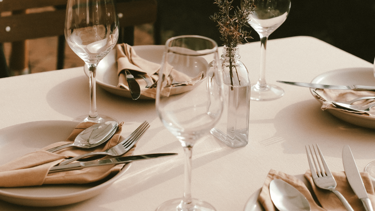 Obrusy plamoodporne vs. tradycyjne - który wybrać?