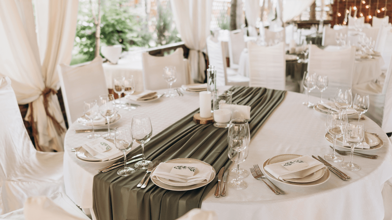 Jak wybrać idealny obrus na duże przyjęcie lub wesele?